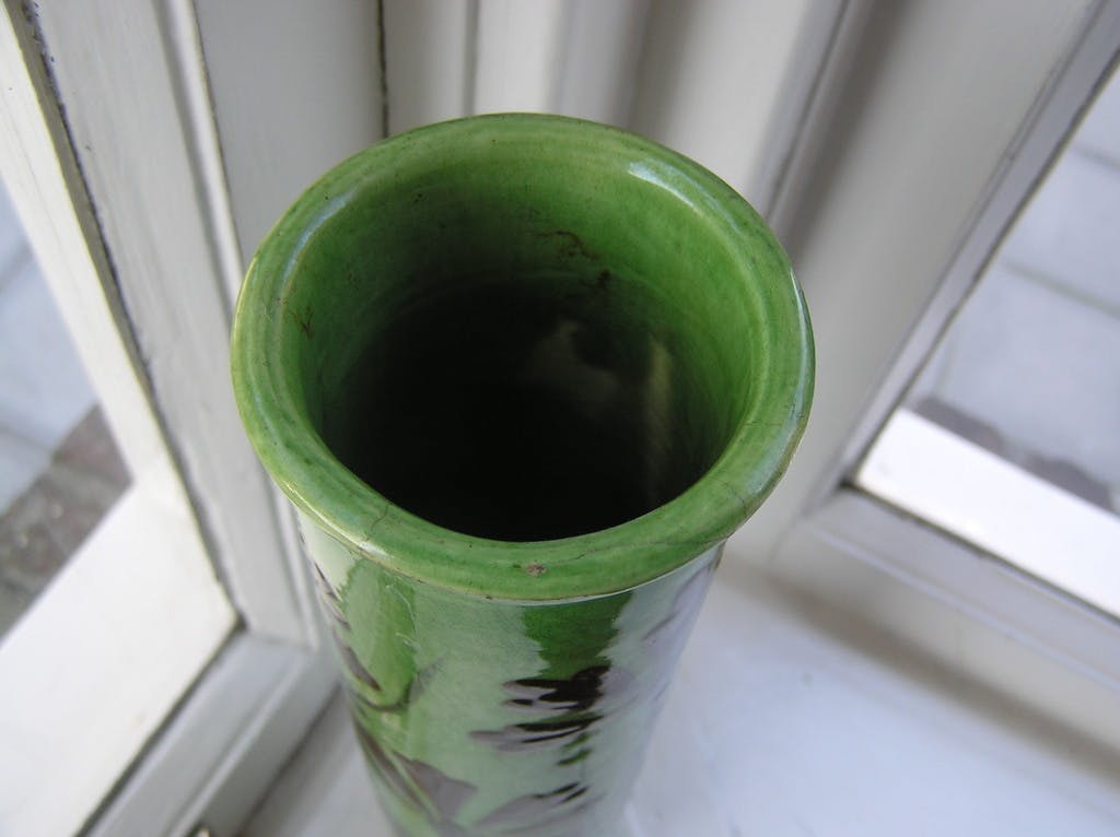 Niet of onleesbaar gesigneerd - Art Nouveau Gouda Glansplateel Cilindervaas met decoratie van distel kopen? Bied vanaf 1!