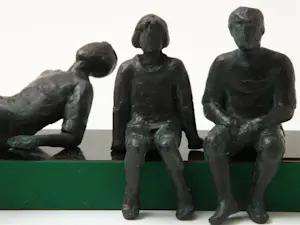 Marijke Cosse - Bronzen sculptuur: 3 zittende kinderen kopen? Bied vanaf 250!