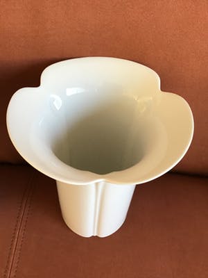 Niet of onleesbaar gesigneerd - 2 artdeco witte porselein vazen van Arzberg 15 en 12cm doorsnee kopen? Bied vanaf 10!