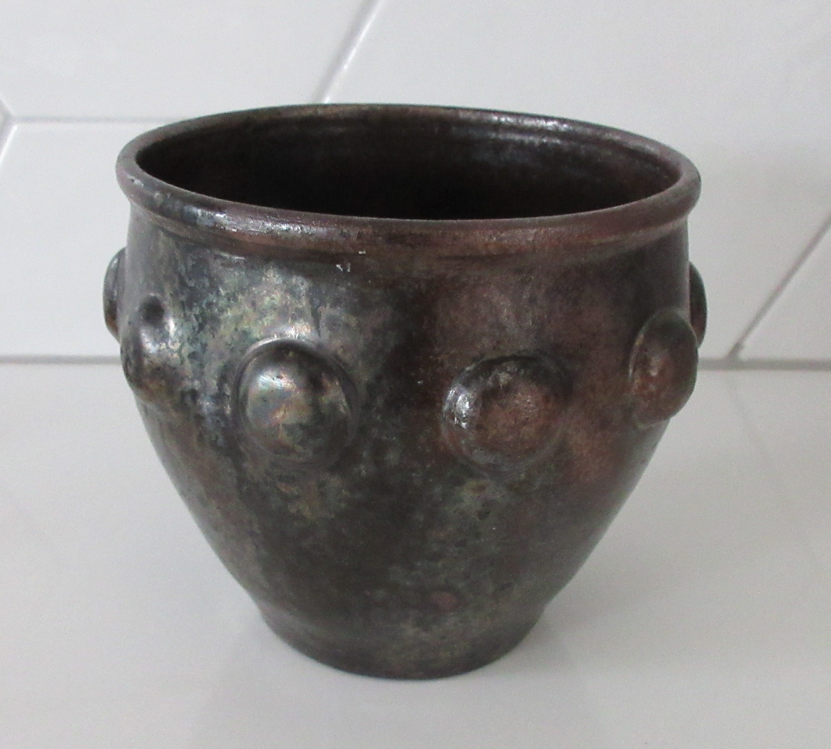 Dicker Ware Pottery - Arts & Crafts vaasje met zwart en brons ijzeroxide glazuur kopen? Bied vanaf 1!