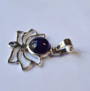 nieuwe Lotus hanger gemaakt van 925 sterling zilver met een Amethist edelsteen kopen? Bied vanaf 50!