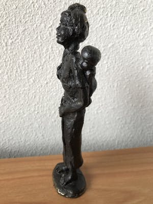 Niet of onleesbaar gesigneerd - Prachtig bronzen beeld - Moeder met kind in draagdoek. kopen? Bied vanaf 1!