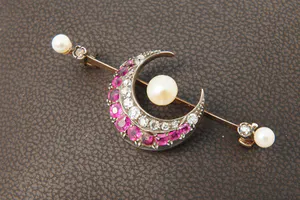 Bwgg halve maan Broche Cushion / Bolsjewiek diamant & robijn kopen? Bied vanaf 160!