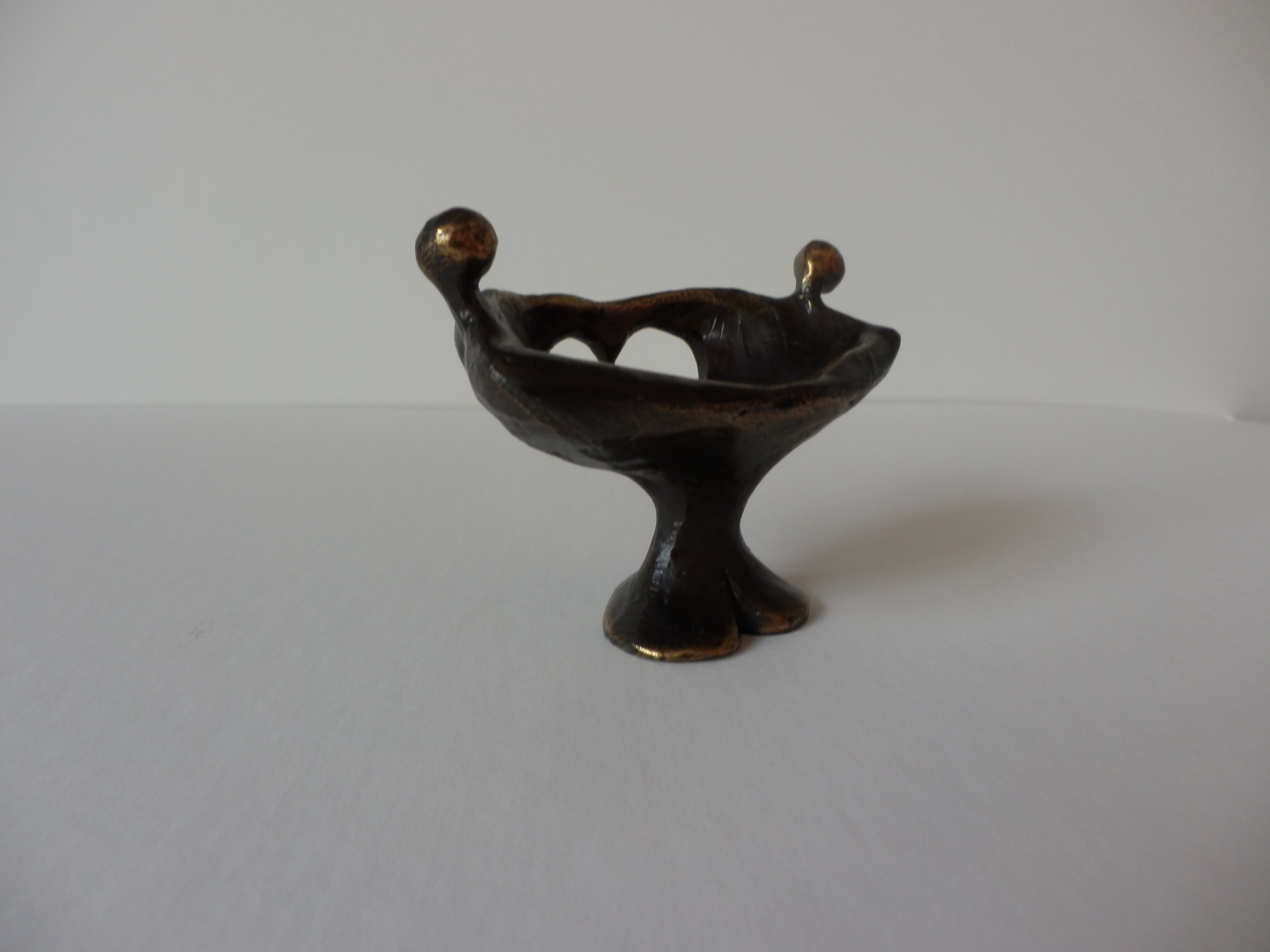 Niet of onleesbaar gesigneerd - BRONZEN BEELDJE ,, LOVE HEART ,, kopen? Bied vanaf 1!