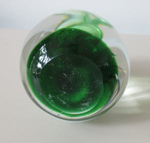 Siem van der Marel - Presse papier met groene slingers en luchtbellen kopen? Bied vanaf 37!