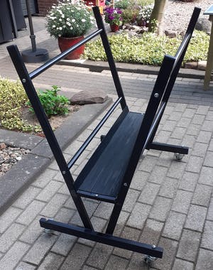 Curiosa - Verrijdbare zwarte stalen presentatiekribbe kopen? Bied vanaf 75!