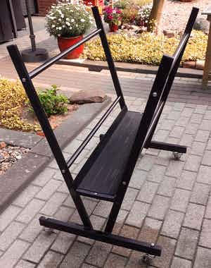Verrijdbare zwarte stalen presentatiekribbe verkocht voor € 75!