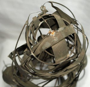 Niet of onleesbaar gesigneerd - Beeld van blik en ijzerdraad, “Koningin” – 34 cm hoog kopen? Bied vanaf 10!