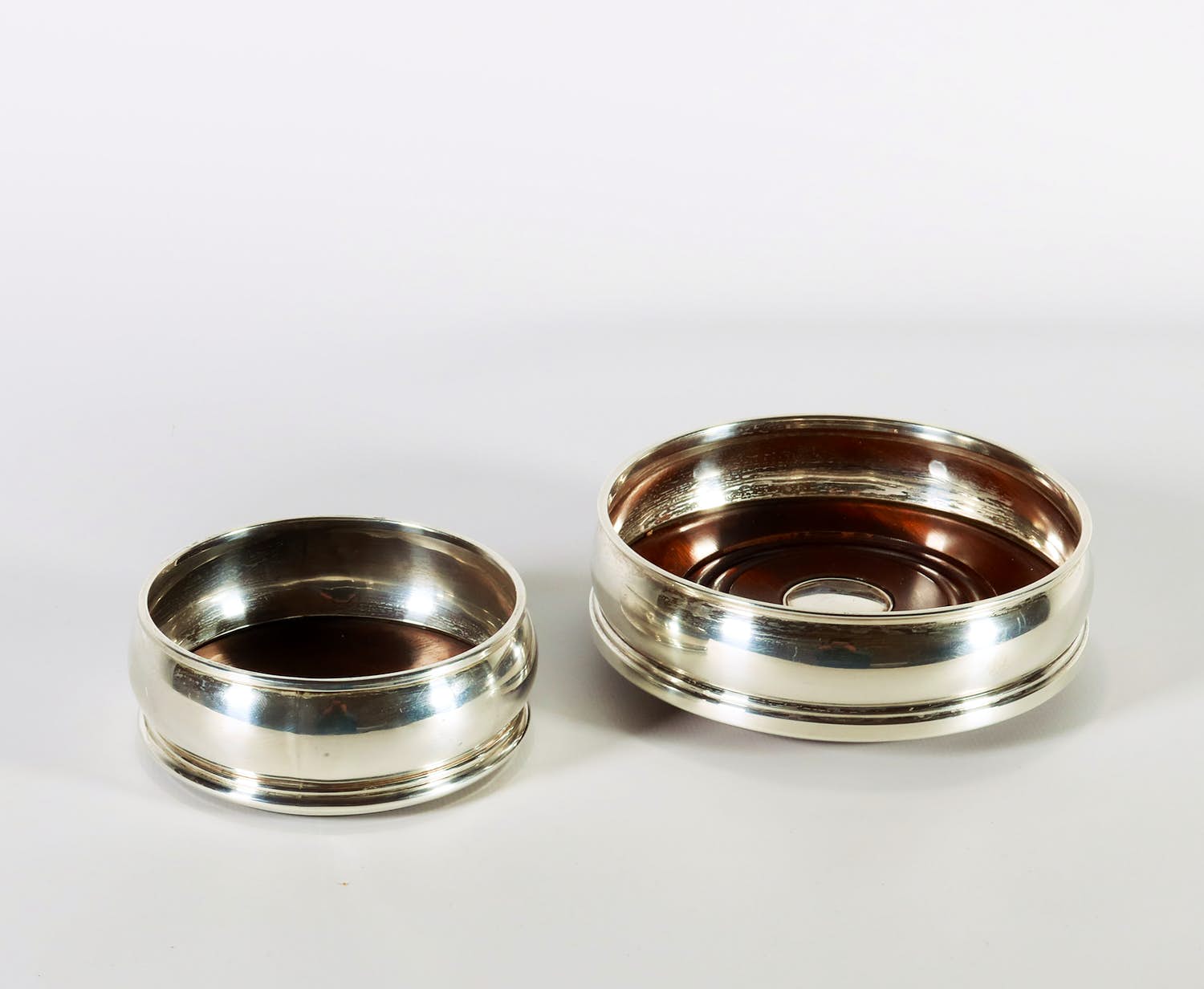 Twee 1e gehalte Engelse zilveren flessenbakken verkocht voor € 150!