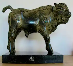 Hetty Heyster - Bronzen sculptuur: Bizon kalf - 1990 + boek (beeld staat in boek) verkauft für € 1260!
