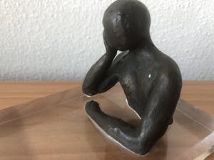 Brons (Onbekend) - Modern bronzen beeldje op plexiglas voet. kopen? Bied vanaf 25!