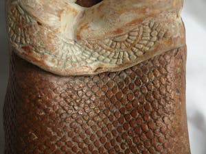 Heidi Daamen - Beeldje van keramiek , “2 Mensjes in een draagzak“ - gesigneerd - 1970 kopen? Bied vanaf 1!