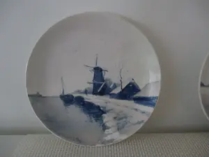 N.V. Porselein- en Tegelfabriek Mosa - 2 antieke Delftse borden kopen? Bied vanaf 50!