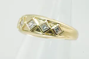 91- Zo goed als nieuwe 18 Krt gouden fantasie ring met 5 princess cut diamanten kopen? Bied vanaf 600!