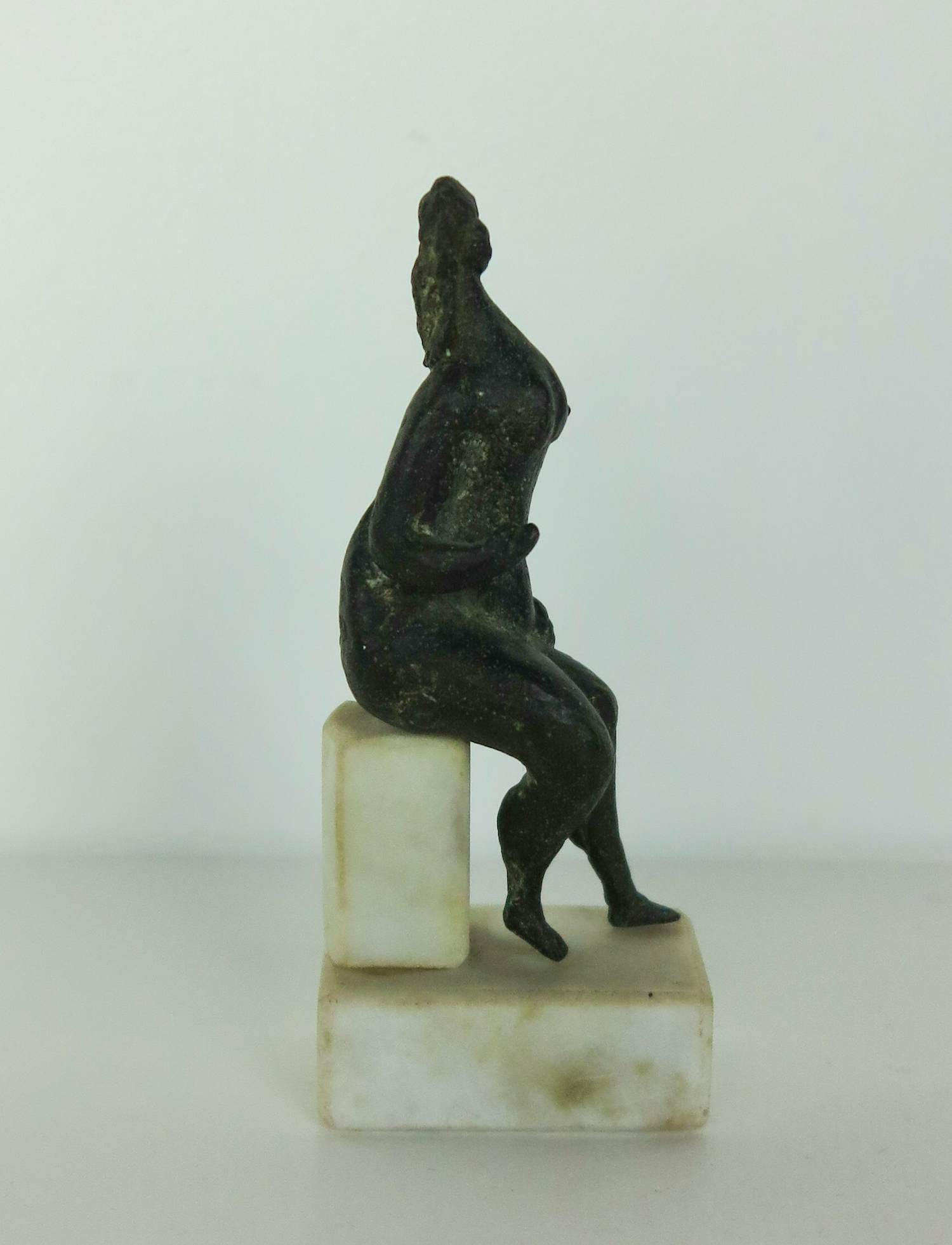 Piet van Heerden - Brons, Zittende vrouwfiguur verkocht voor € 150!