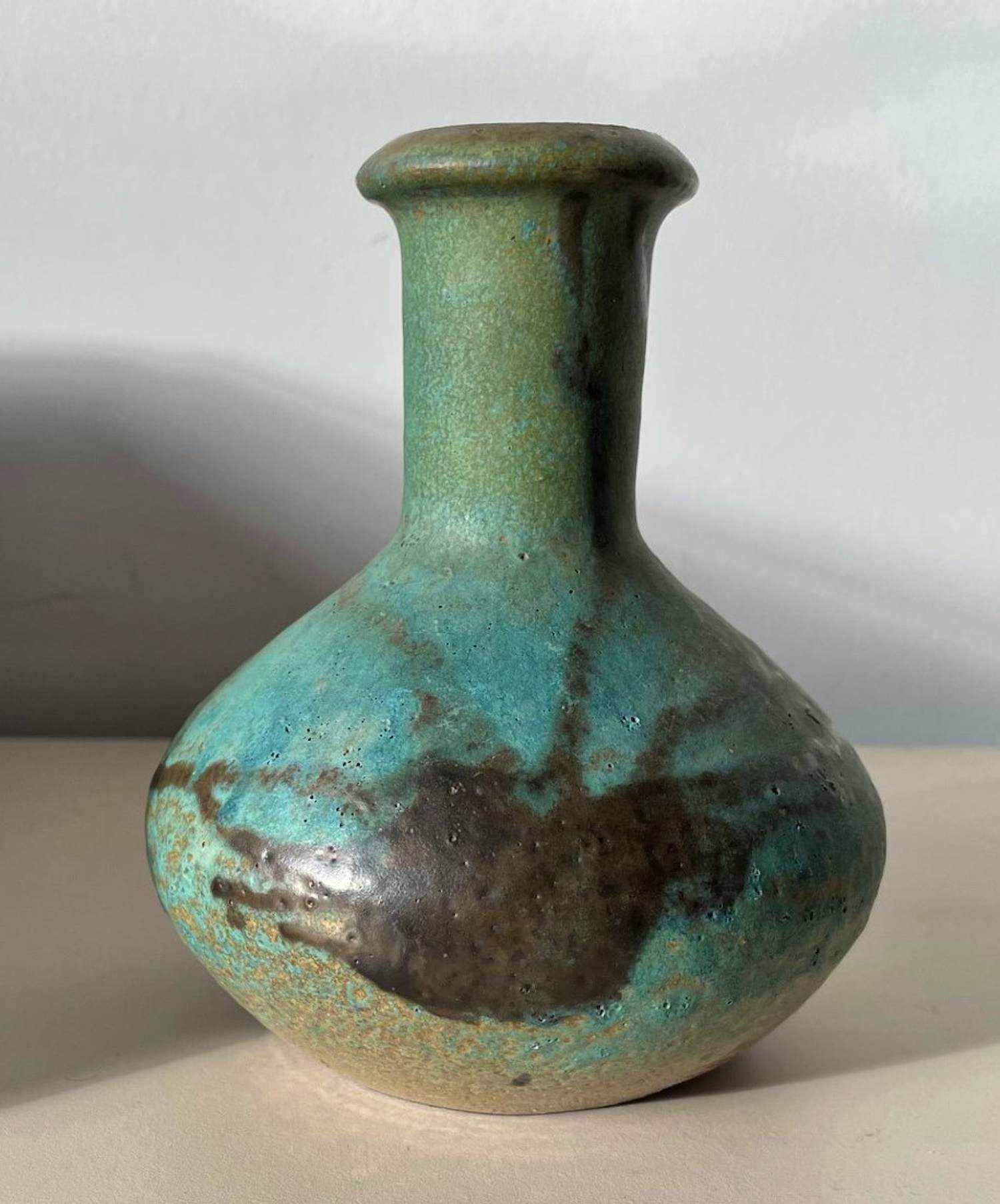 Niet of onleesbaar gesigneerd - Kunst Keramische steengoed flesvaas gesigneerd BB verkocht voor € 1!