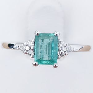 Emerald White Gold Ring with Diamonds kopen? Bied vanaf 215!