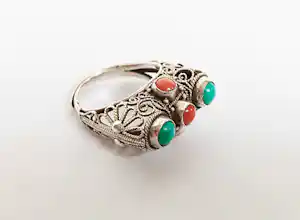AcheterChinese Export ring zilver filigrain met turkoois en bloedkoraal? Enchérissez de 49!