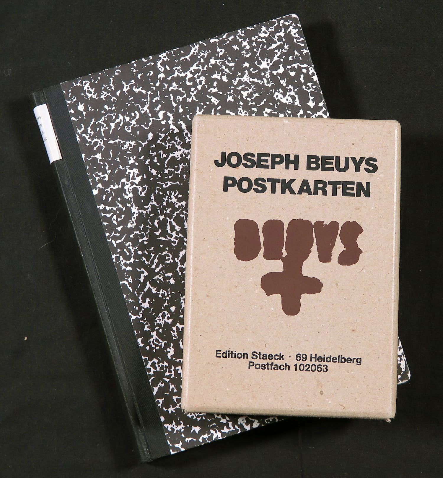 Joseph Beuys - Postkarten (doos met 83 kaarten) + Gelimiteerde uitgave schetsboek verkocht voor € 1!