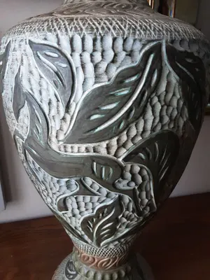 Faience Hubert Bequet - Kunstige Vaas getooid met paarden en bladeren kopen? Bied vanaf 50!