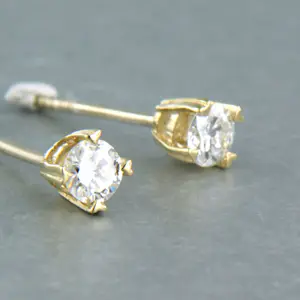 18k geel gouden solitair oorknoppen met briljant geslepen diamant tot. 0.22ct kopen? Bied vanaf 325!