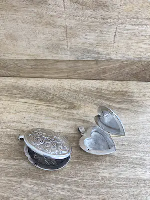 Een Lotje van twee zilveren bewerkte medaillons, ovaal en hartvorm. kopen? Bied vanaf 35!