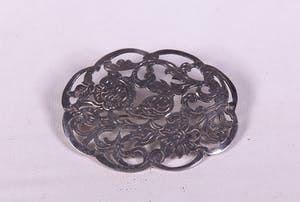 Deels opengewerkte zilveren broche kopen? Bied vanaf 1!