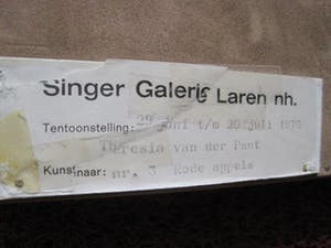 Theresia van der Pant - Singer Laren - stilleven rood Fruit - houtskool en Gouache - fraai ingelijst kopen? Bied vanaf 30!