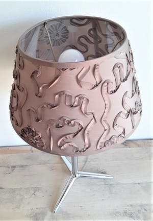 Curiosa - Stijlvolle strak vormgegeven verchroomd metalen tafellamp met artistieke kap. kopen? Bied vanaf 1!