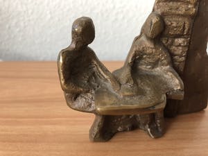 Brons (Onbekend) - Heel apart bronzen beeld van 2 mensen aan tafel bij poort. kopen? Bied vanaf 25!