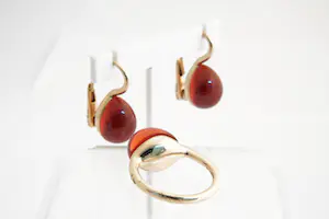 176- Exclusieve POMELLATO Italy 9 krt goud  "rouge passion" SET oorclips & ring kopen? Bied vanaf 760!