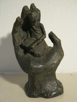 Astrid Veldhuyzen-Koppen - Lezend meisje in hand - gesigneerd sculptuur kopen? Bied vanaf 75!