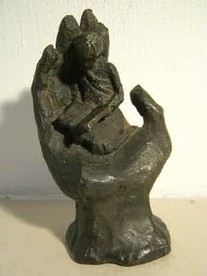 Astrid Veldhuyzen-Koppen - Lezend meisje in hand - gesigneerd sculptuur verkocht voor € 75!