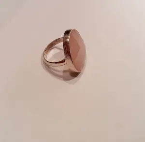 Nieuwe zilveren ring met ovale facetgeslepen rozenkwarts kopen? Bied vanaf 65!