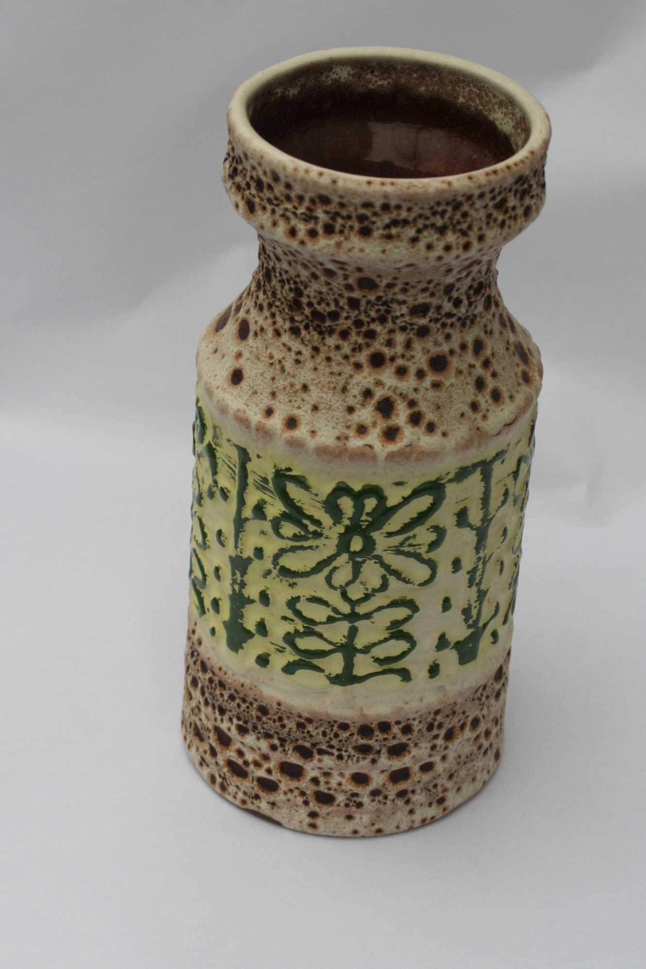 Niet of onleesbaar gesigneerd - Vaasje met reliëf - model 588/20 - onbekende keramist kopen? Bied vanaf 1!