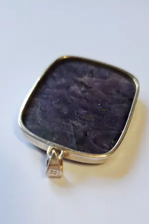 AcheterGrote nieuwe zilveren hanger met Charoiet? Enchérissez de 55!