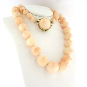 Gele slot met koraal aan een koralen kralen ketting - 55 cm kopen? Bied vanaf 650!