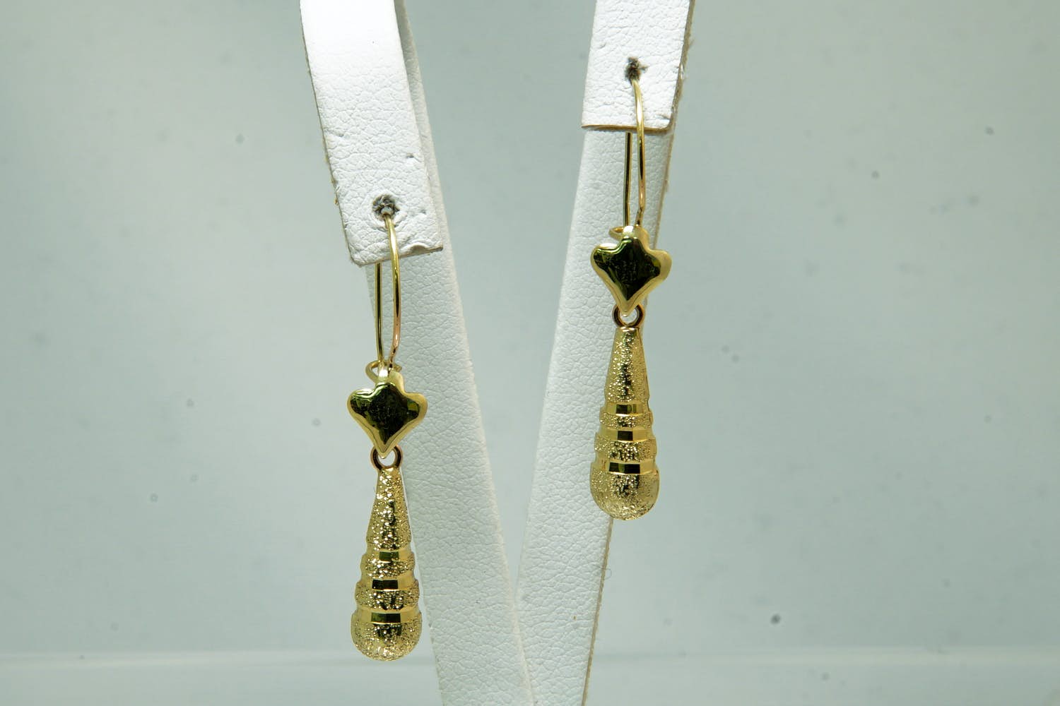 68- Elegant paar 14krt geel-gouden oorhangers- met bewerkte pegels kopen? Bied vanaf 50!