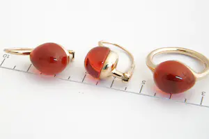 176- Exclusieve POMELLATO Italy 9 krt goud  "rouge passion" SET oorclips & ring kopen? Bied vanaf 760!