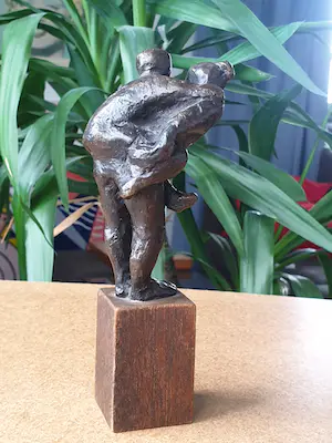 Brons (Onbekend) - Moeder met kind op rug 'Piggy back' kopen? Bied vanaf 25!