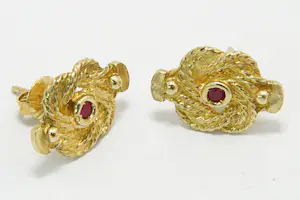 100 -  Leuk paar 18krt gouden mattenklopper oorstekers met rode steentjes kopen? Bied vanaf 150!