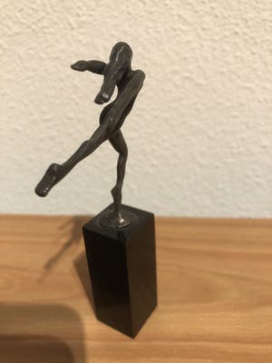 Corry Ammerlaan - Prachtig beeldje " Vrouw in de wind " kopen? Bied vanaf 20!