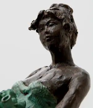 Marianne Houtkamp - Bronzen sculptuur: dame met bloemen kopen? Bied vanaf 999!