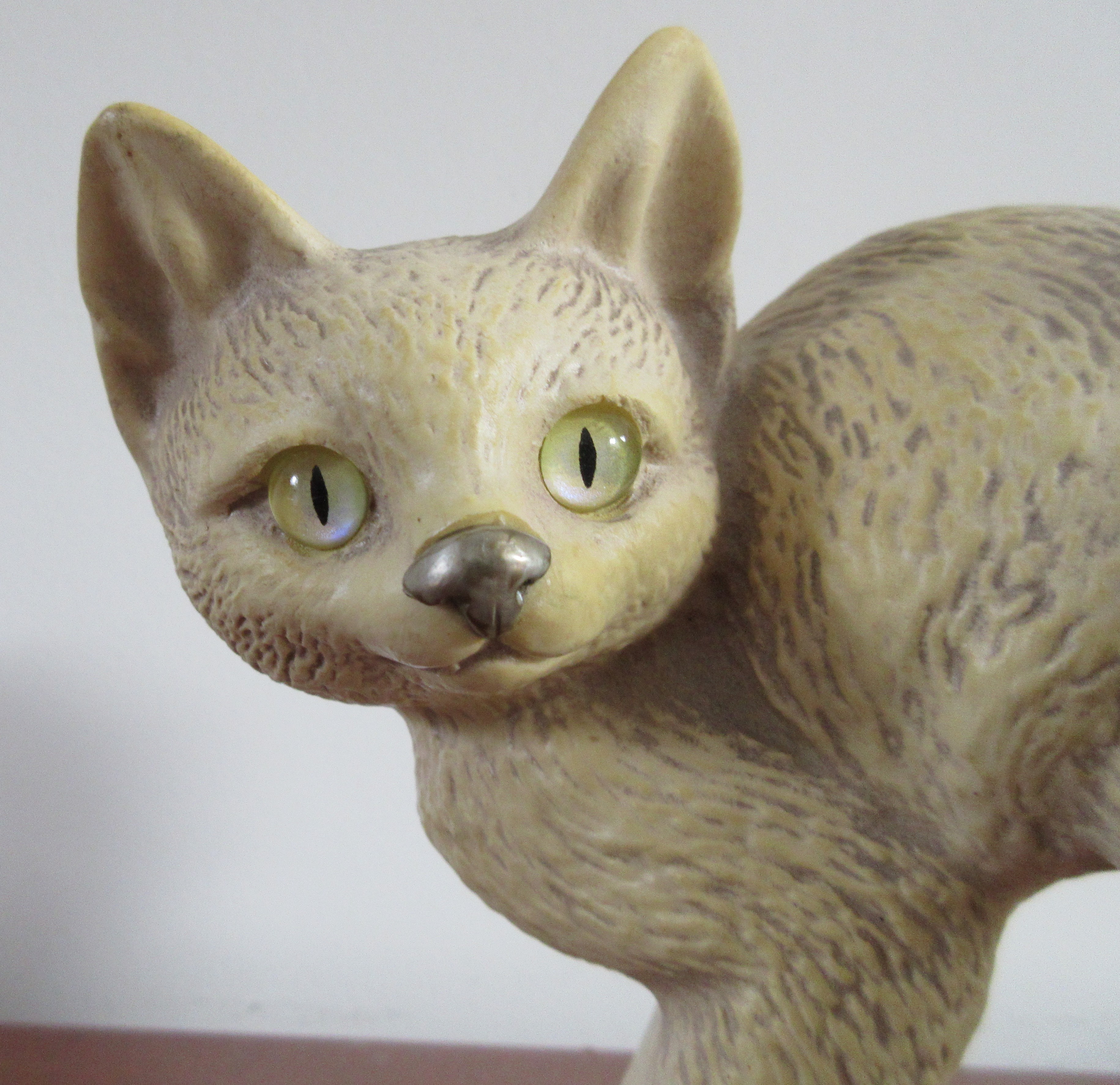 Niet of onleesbaar gesigneerd - Handgemaakte plastiek van een kat - Resin kopen? Bied vanaf 1!