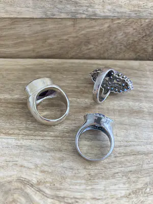 Een Lotje van drie zilveren ringen met kleursteen en zirkonia kopen? Bied vanaf 1!