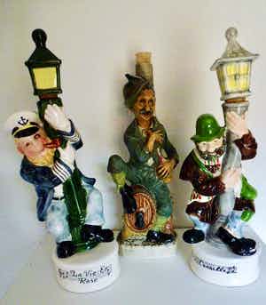 Niet of onleesbaar gesigneerd - Handpainted Whiskyfles en Vintage muziekdozen mechanisch, Matroos en Landloper verkocht voor € 1!