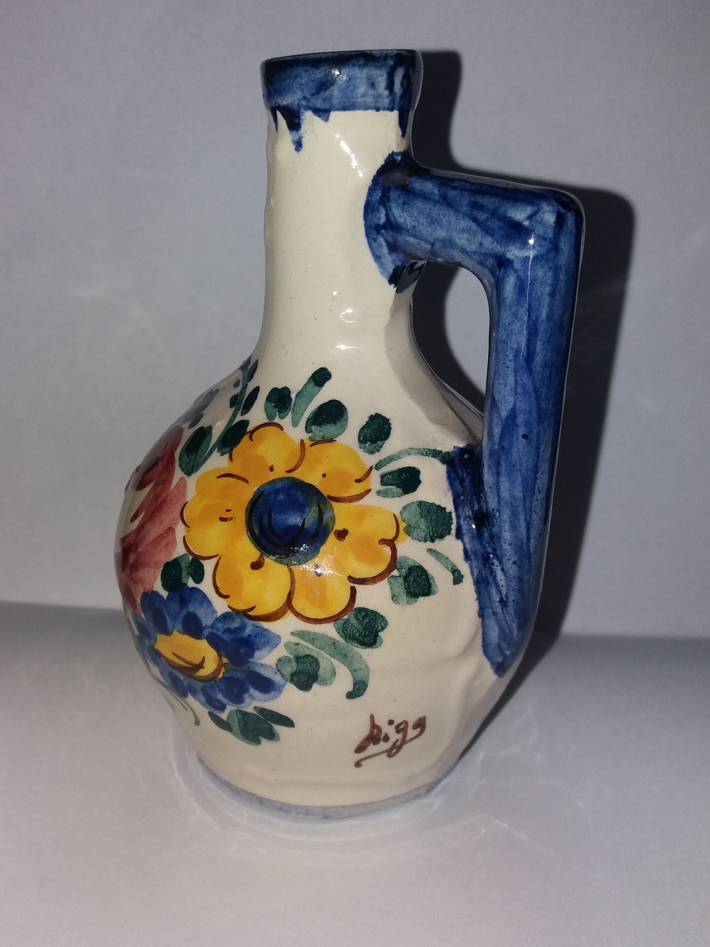 Niet of onleesbaar gesigneerd - keramische buik vaasje van Riga  verkocht voor € 1!