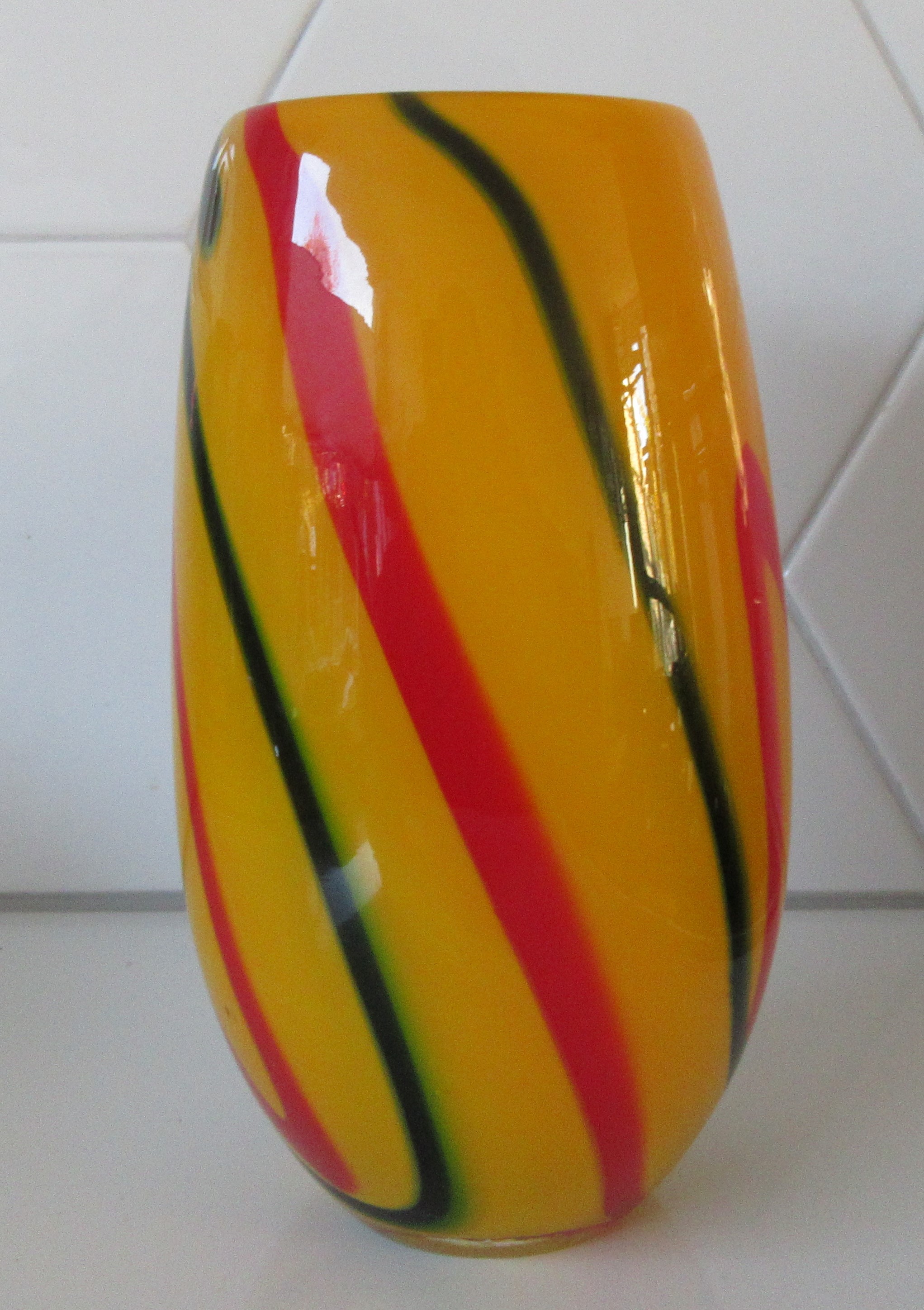 Niet of onleesbaar gesigneerd - Diep gele dikwandige Murano vaas met rode en donkergroene Swirls verkocht voor € 1!