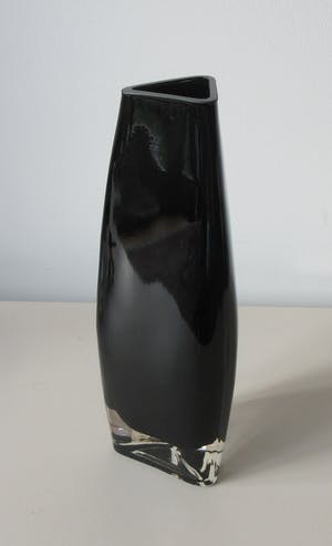 Krosno - Dubbelwandige zwart en blank glazen Triangel vaas kopen? Bied vanaf 25!