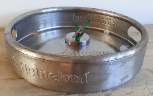 Niet of onleesbaar gesigneerd - Heineken reclame fustklok kopen? Bied vanaf 10!